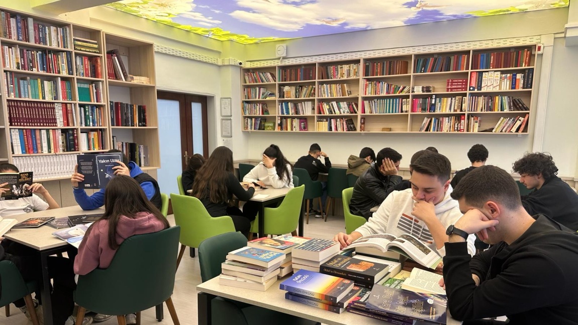 Öğretmen ve öğrencilerimiz  İstanbul’u Okuyorum Projesi’ etkinlikleri kapsamında keyif alarak kitap okumaktadırlar. 