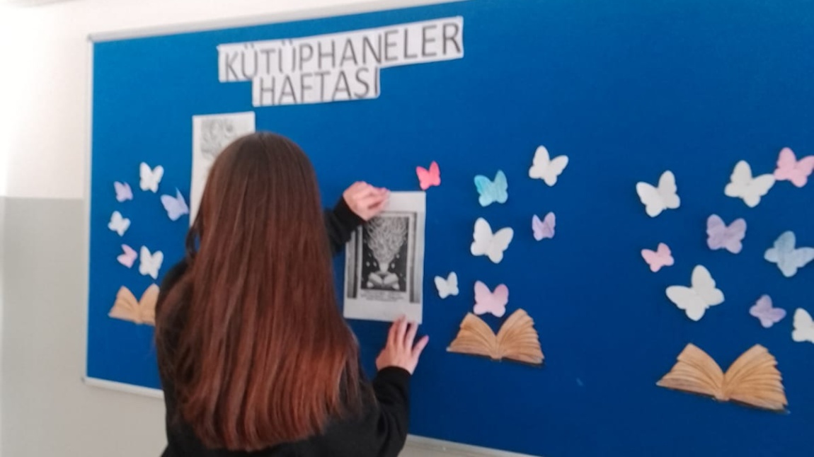 Okulumuzda “İstanbul’u Okuyorum” projesi kapsamında öğrencilerimizi okumaya heveslendirecek,onların ilgilerini çekecek afişler hazırlandı.